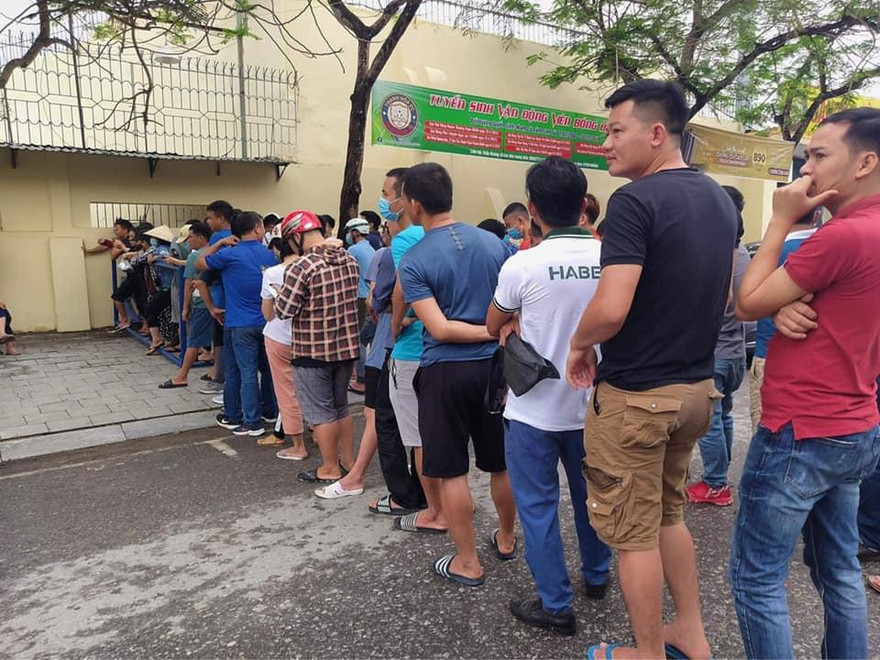CĐV Thanh Hoá xếp hàng chờ mua vé xem trận đấu với HAGL ở vòng 11 LS V-League 2021 (ảnh Tất Thắng)