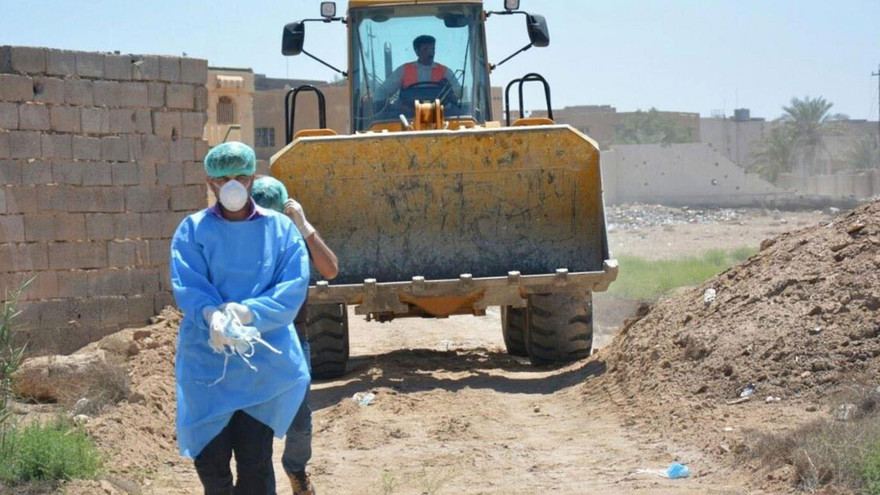 Đội pháp y của lực lượng an ninh Iraq được cử tới nơi phát hiện hai ngôi mộ tập thể ở Ramadi