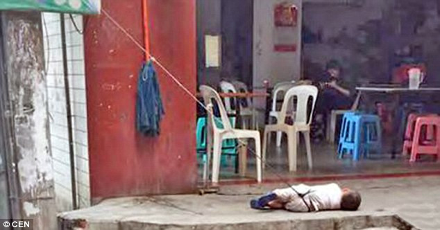 Em bé bị trói nằm ở vỉa hè