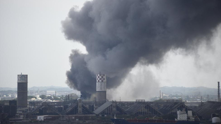 Cột khói đen đặc bốc lên từ vụ nổ