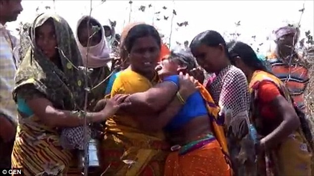 Người thân an ủi mẹ của thiếu nữ bị cưỡng hiếp tập thể và treo xác trên cây