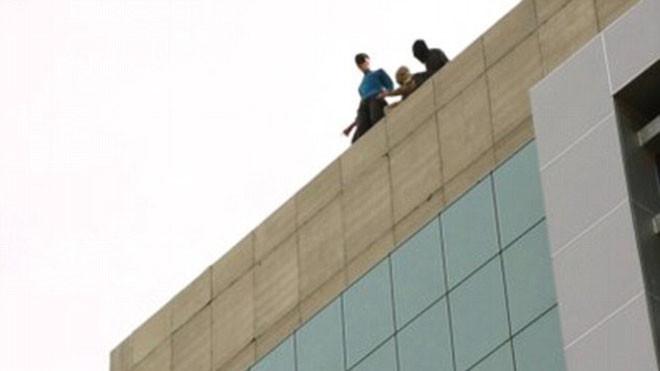 Tù nhân bị đưa lên nóc nhà, chuẩn bị hành hình