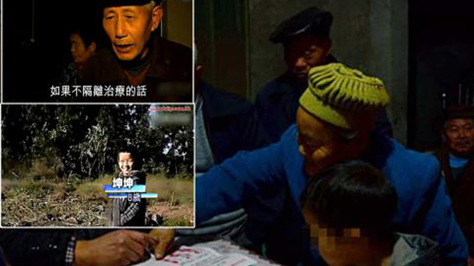 Cậu bé Kun Kun có mặt khi dân làng ký vào đơn kiến nghị 