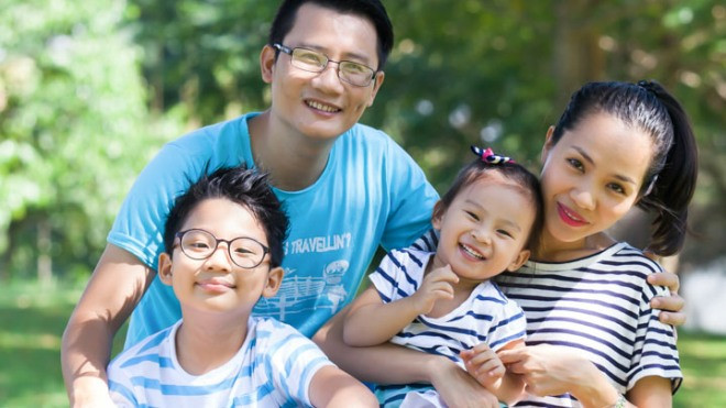 Hoàng Bách hạnh phúc bên gia đình