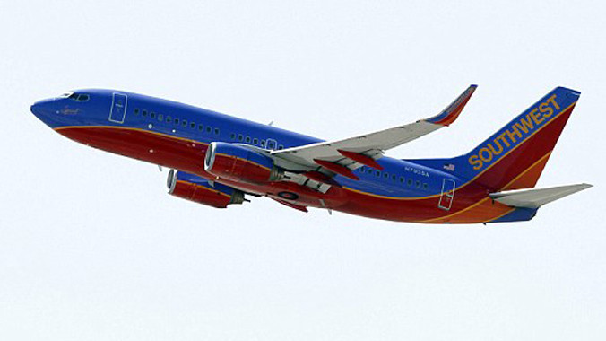 Máy bay hạ cánh khẩn vì sản phụ sinh con