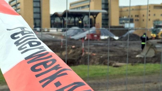 Bức ảnh chụp khu vực phát hiện quả bom (Ảnh: France24)