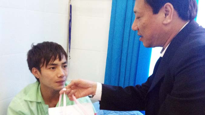 Đại diện Bộ Y tế thăm hỏi các nạn nhân vụ sập hầm.