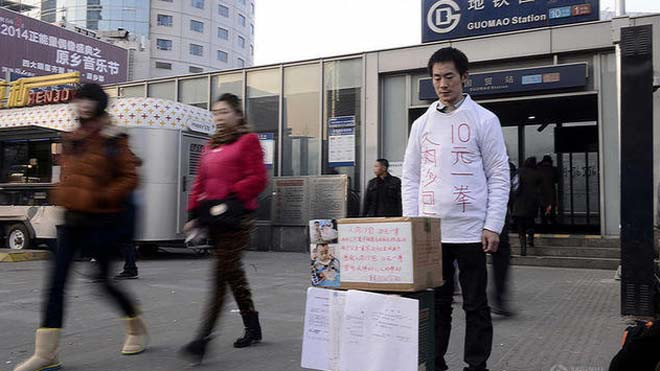 Bố làm “bao cát sống” cho người đấm lấy tiền chữa bệnh cho con 