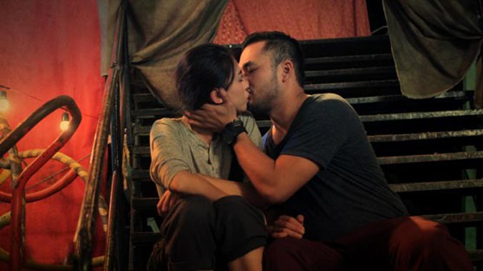 Đạo diễn hô “cắt”, Ngô Thanh Vân vẫn “khóa môi” bạn diễn 