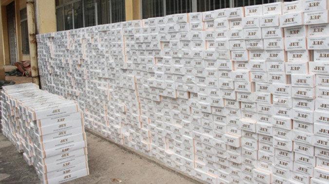 Số thuốc lá không có giấy tờ chứng từ được đưa về kho chi cục phục vụ công tác điều tra. Ảnh CTV