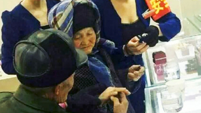 Bức ảnh hai cụ già trong cửa hàng trang sức 