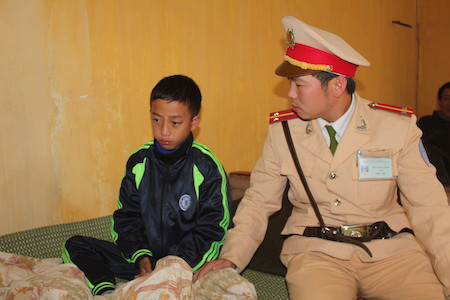 CSGT phát hiện bé trai ngủ ngoài ruộng trong giá buốt