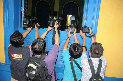 Phóng viên tác nghiệp tại tòa. Ảnh: Thanh Niên