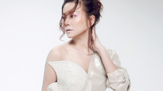 Siêu mẫu Thanh Hằng đẹp lung linh với thiết kế độc, lạ