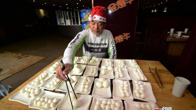 Ăn 160 quả trứng trong 37 phút để mừng Giáng sinh