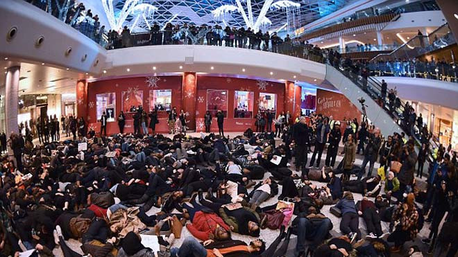 Anh bắt giữ 76 người trong cuộc biểu tình “giả chết”