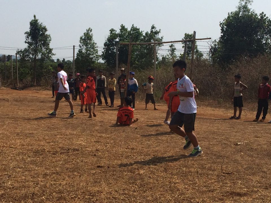 Cầu thủ nhí Học viện HAGL-Arsenal-JMG đá sân 'phủi'