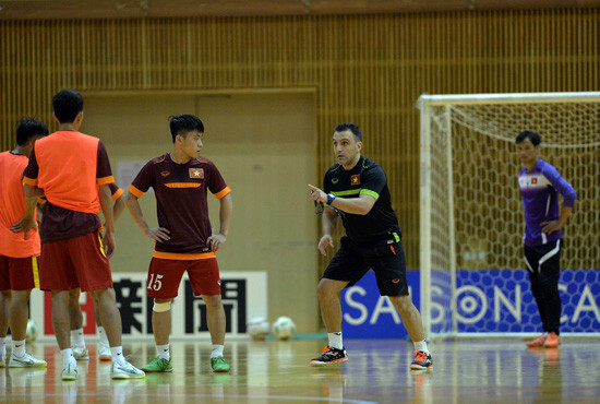 Thầy trò HLV Bruno Garcia tập làm quen sân thi đấu Wing Arena Kariya