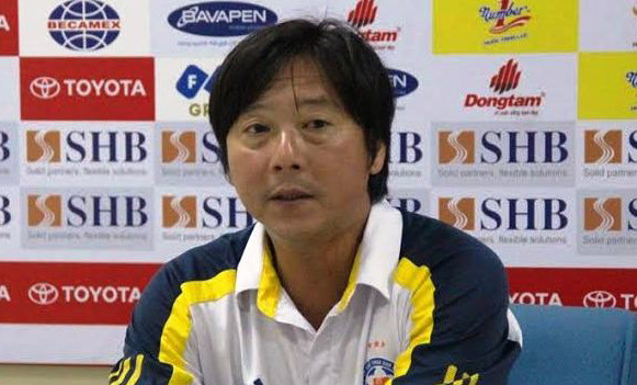 HLV Lê Huỳnh Đức phản ứng trọng tài trong phòng họp báo sau trận đấu của SHB Đà Nẵng với B.Bình Dương hôm 25/4.