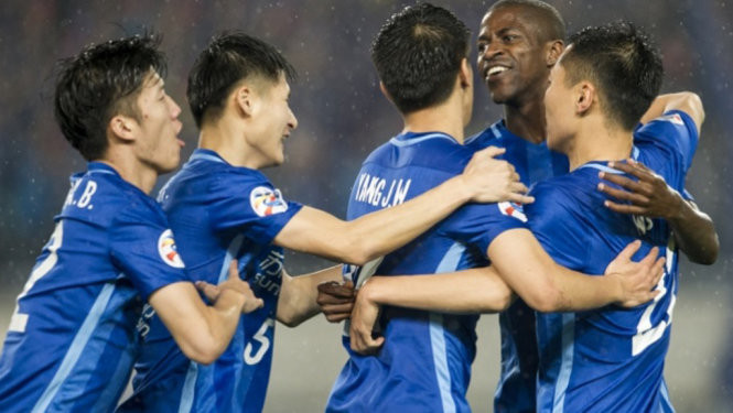Các cầu thủ Jiangsu Suning ăn mừng chiến thắng