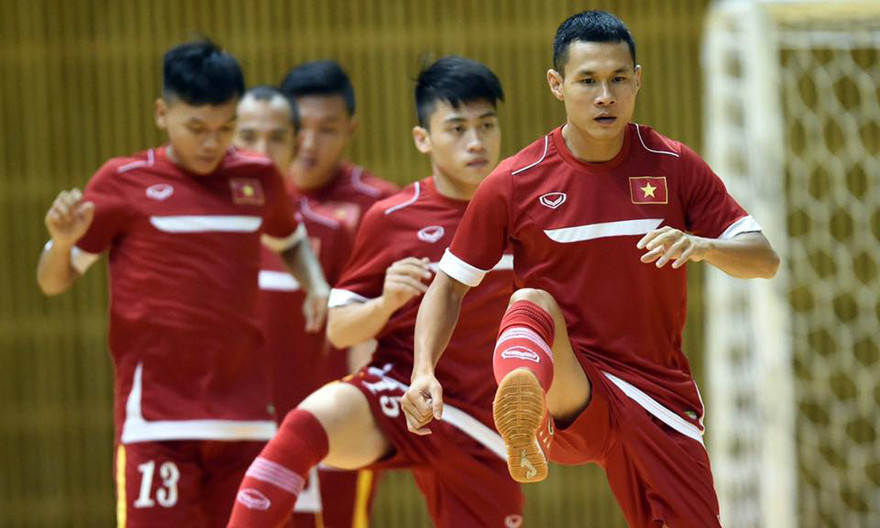 Tuyển futsal trong chuyến du đấu tại Nhật Bản. (Ảnh Tú Trần)