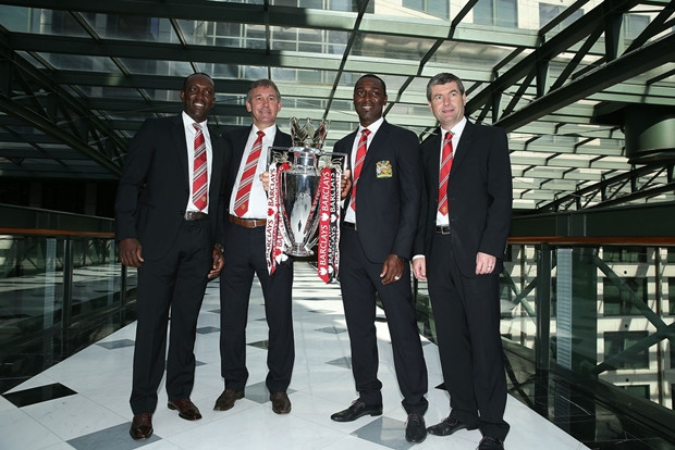 Bryan Robson và Dwight Yorke lần đầu đến Việt Nam