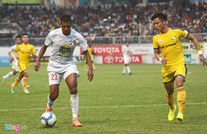 Quế Ngọc Hải (phải) lĩnh thẻ đỏ trong trận hoà của SLNA trước HAGL.