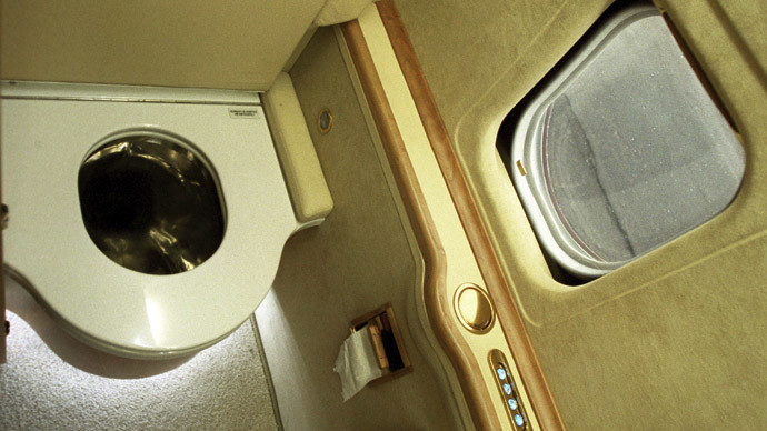 Vụ hiếp dâm xảy ra trong nhà vệ sinh của máy bay. Ảnh minh họa