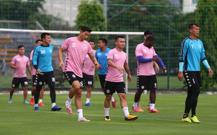 CLB Hà Nội cho cầu thủ nghỉ tập hết tháng 8 để chờ lịch thi đấu của LS V-League 2021. 