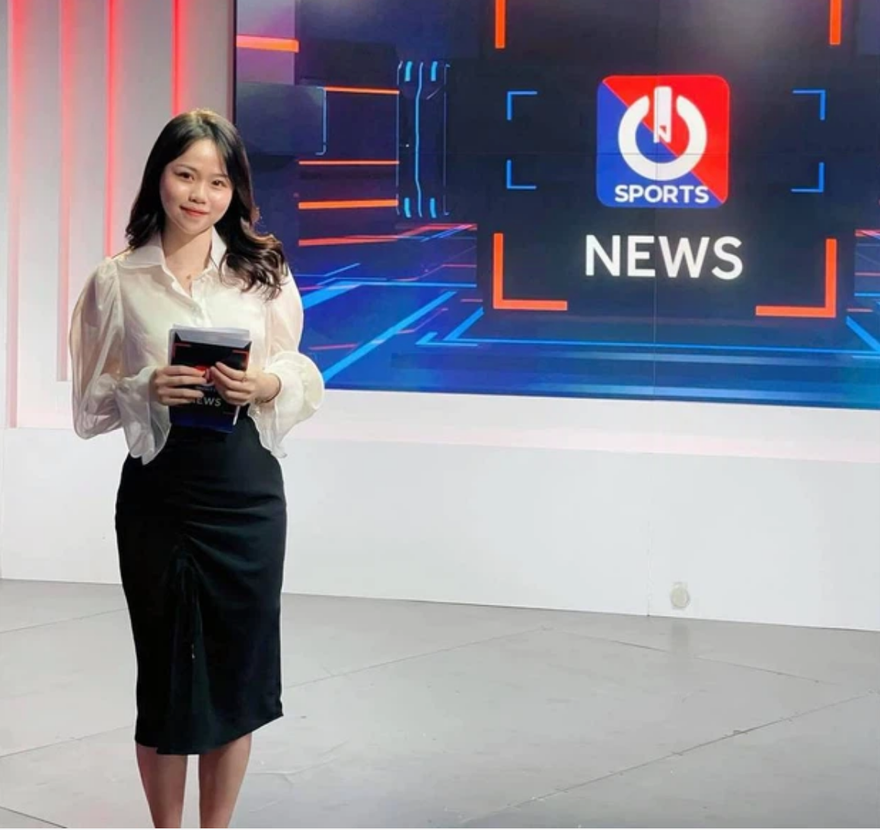 Huỳnh Anh gây bất ngờ khi xuất hiện trong vai trò một BTV chương trình thể thao.