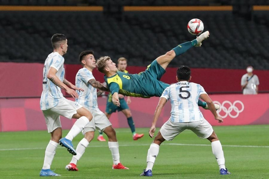Olympic Úc gây bất ngờ khi đánh bại Olympic Argentina 2-0 trong ngày mở màn môn bóng đá nam Thế vận hội Tokyo 2020 (Nhật Bản).