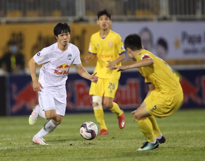 V-League là "món ăn" hàng ngày của giới hâm mộ và là nền tảng cho sự lớn mạnh của các ĐTQG. 