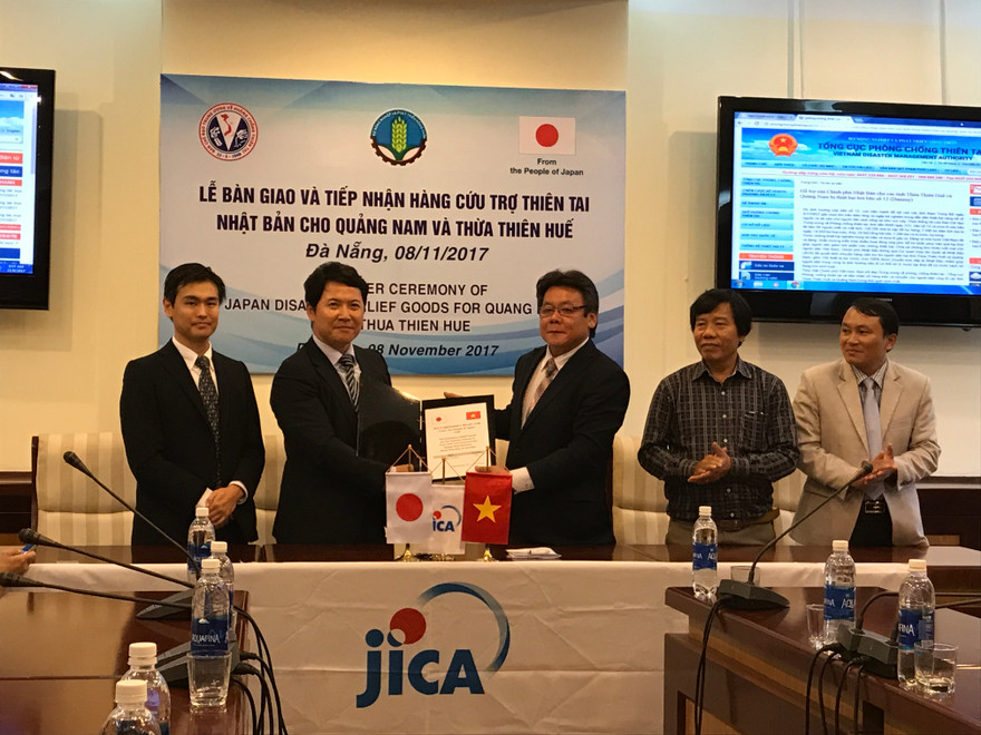 Công sứ Nagai Katsuro và ông Trần Kim Long, Vụ trưởng Vụ Hợp tác Quốc tế, Bộ NN&PTNT tại lễ bàn giao và tiếp nhận hàng cứu trợ thiên tai.