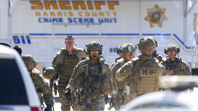 Cảnh sát tại hiện trường vụ nổ súng ở Texas
