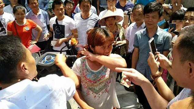 Kẻ bắt cóc bị mọi người vây quanh