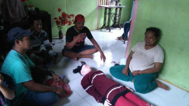 Cả nhà anh Pardin chăm sóc cho "thiên thần" hàng ngày