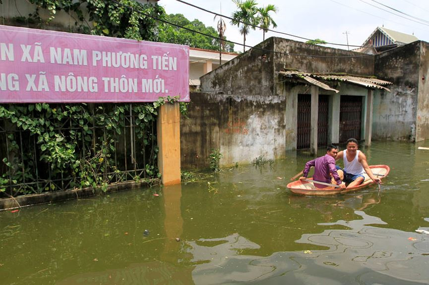 Tình trạng ngập lụt ở nhiều xã vùng trũng tại Chương Mỹ dự kiến sẽ kéo tài trong nhiều ngày tới (Ảnh: Trường Phong)