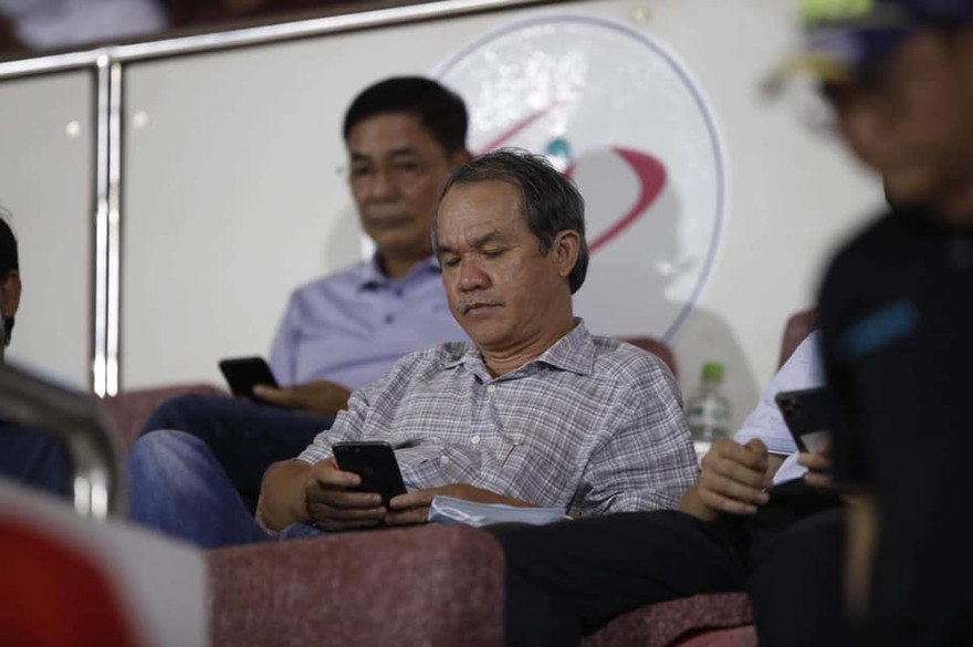 Bầu Đức ngồi khán đài sân Thống Nhất ở trận ra mắt của Lee Nguyễn trong màu áo Tp Hồ Chí Minh. (ảnh Viên Viên)