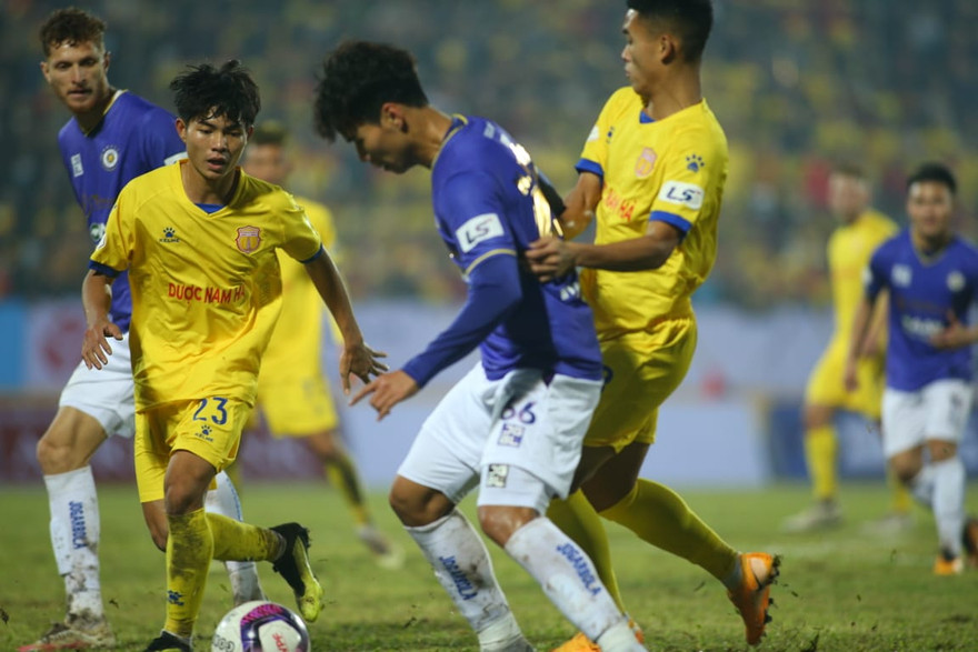 Mặt sân Thiên Trường xấu khiến lối chơi kỹ thuật của CLB Hà Nội bất lợi. (ảnh Anh Tú)