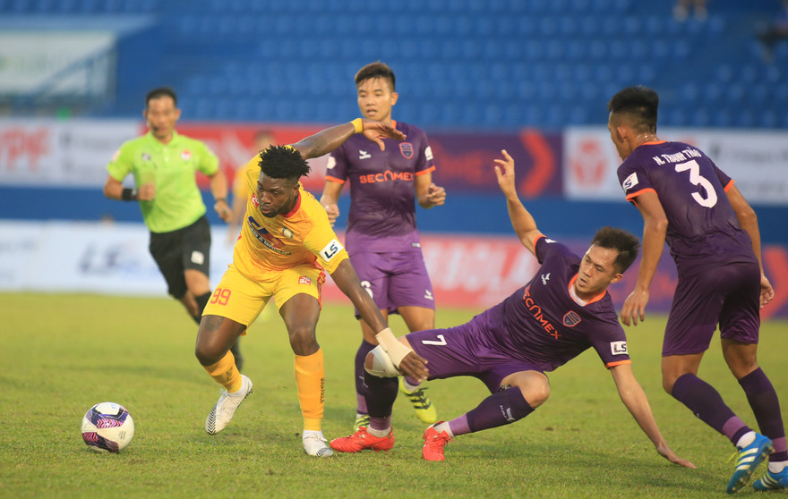 HLV Phan Thanh Hùng có chiến thắng đầu tay với Becamex Bình Dương ở LS V-League 2021.