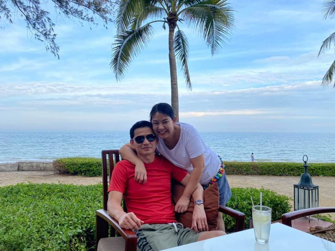 Vợ HLV Kiatisuk luôn ủng hộ chồng sang Việt Nam làm việc cho HAGL (ảnh FBNV)