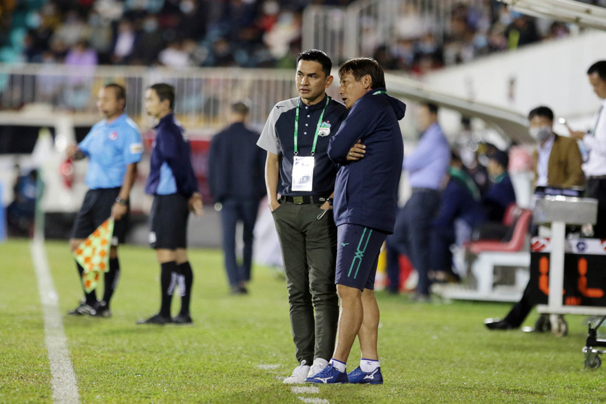 HLV Kiatisuk khiêm tốn khi cho rằng HAGL chỉ may mắn thắng được SLNA. (ảnh Hữu Phạm)