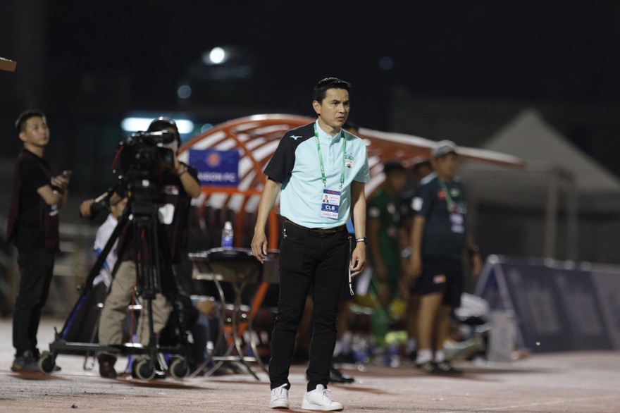 HLV Kiatisuk nhận thất bại đầu tiên ở LS V-League 2021 sau khi trở lại dẫn dắt HAGL. (ảnh Hữu Phạm)