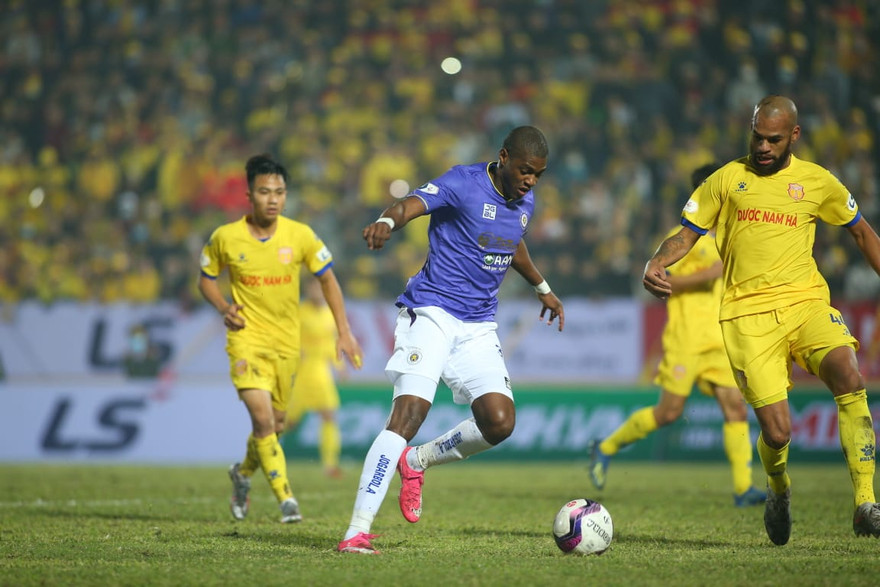 Nam Định tạo nên cú sốc lớn khi đè bẹp CLB Hà Nội 3-0 trong ngày ra quân ở V-League 2021 (ảnh Anh Tú)