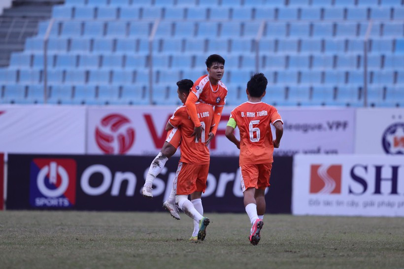 Hà Đức Chinh có bàn thắng đầu tay ở LS V-League 2021 (ảnh TNO)