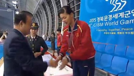 Ánh Viên trên bục nhận huy chương.