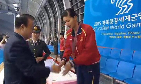 Ánh Viên nhận huy chương.