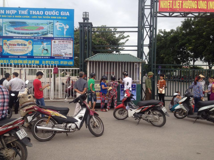 Hai phụ nữ trông giống CĐV bóng đá tại quầy vé sân Mỹ Đình