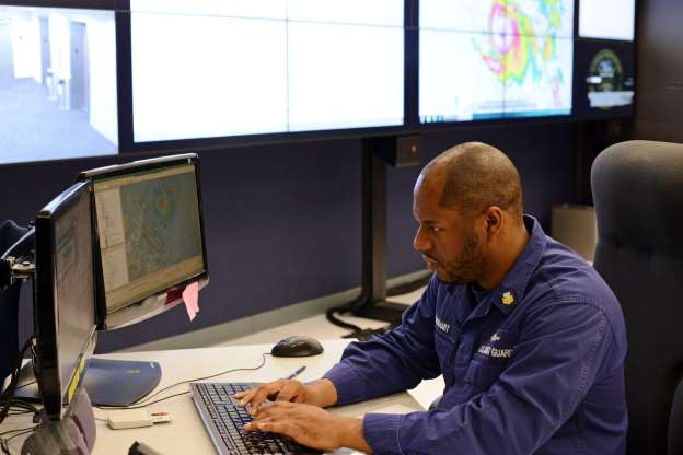 Nhân viên lực lượng bảo vệ bờ biển Mỹ 