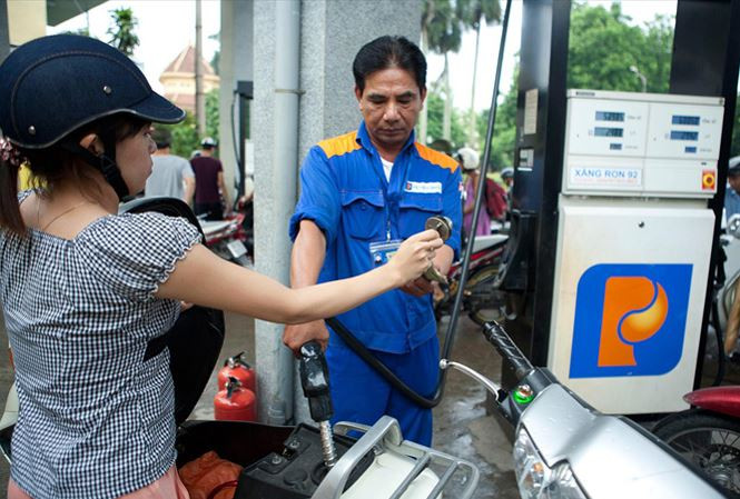 Từ 15h hôm nay, với mức giảm 986 đồng, xăng E5RON92 xuống dưới 20.000 đồng/lít